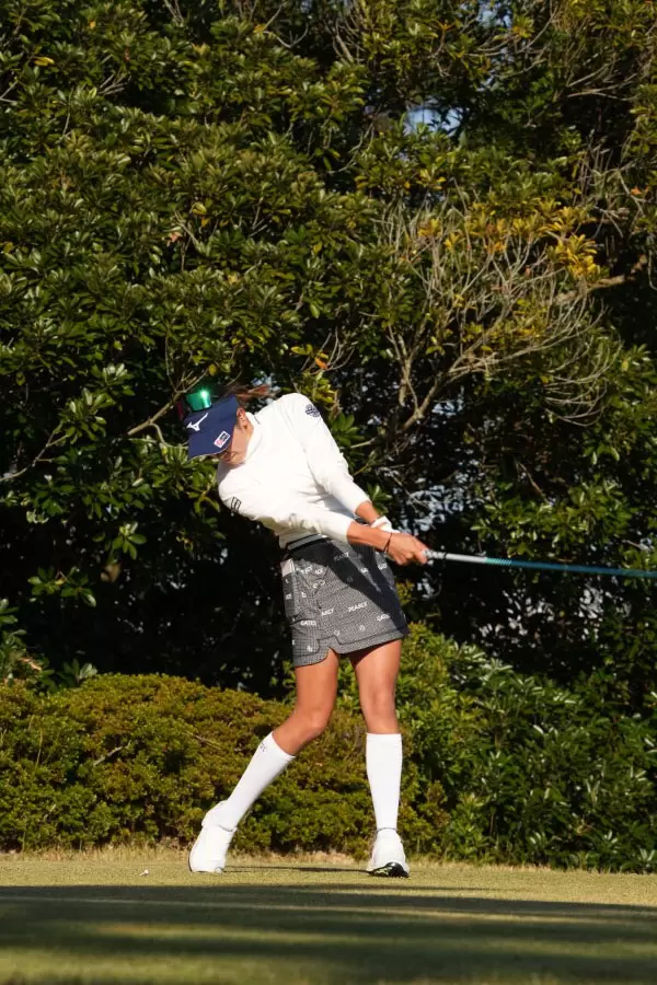 原英莉花のドライバースイング（斜め前方）連続写真【2021年JLPGAツアーチャンピオンシップリコーカップ】
