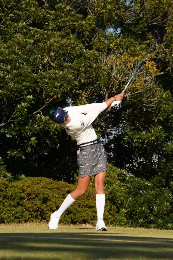 原英莉花のドライバースイング（斜め前方）連続写真【2021年JLPGAツアーチャンピオンシップリコーカップ】