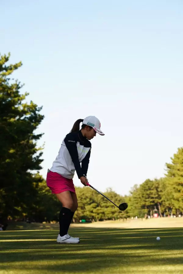 古江彩佳のフェアウェイウッドスイング（ティーショット）連続写真【2021年JLPGAツアーチャンピオンシップリコーカップ】