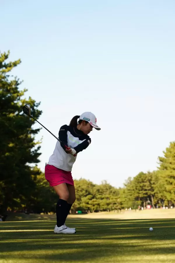 古江彩佳のフェアウェイウッドスイング（ティーショット）連続写真【2021年JLPGAツアーチャンピオンシップリコーカップ】