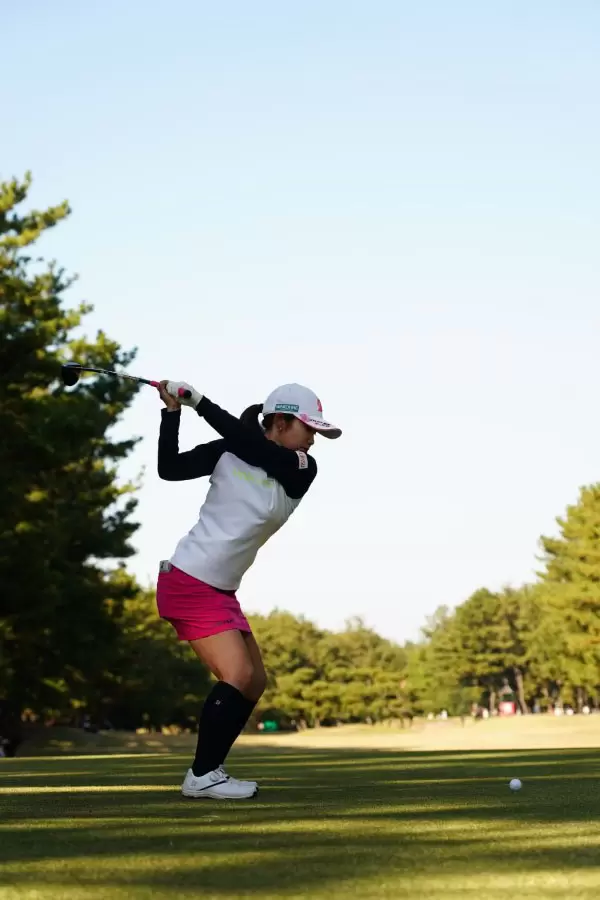 古江彩佳のフェアウェイウッドスイング（ティーショット）連続写真【2021年JLPGAツアーチャンピオンシップリコーカップ】