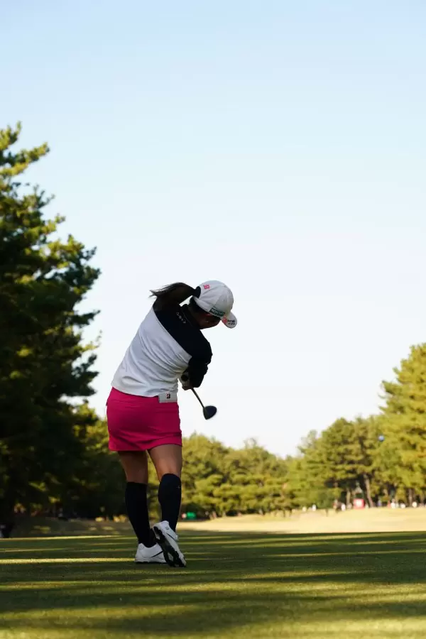 古江彩佳のフェアウェイウッドスイング（ティーショット）連続写真【2021年JLPGAツアーチャンピオンシップリコーカップ】