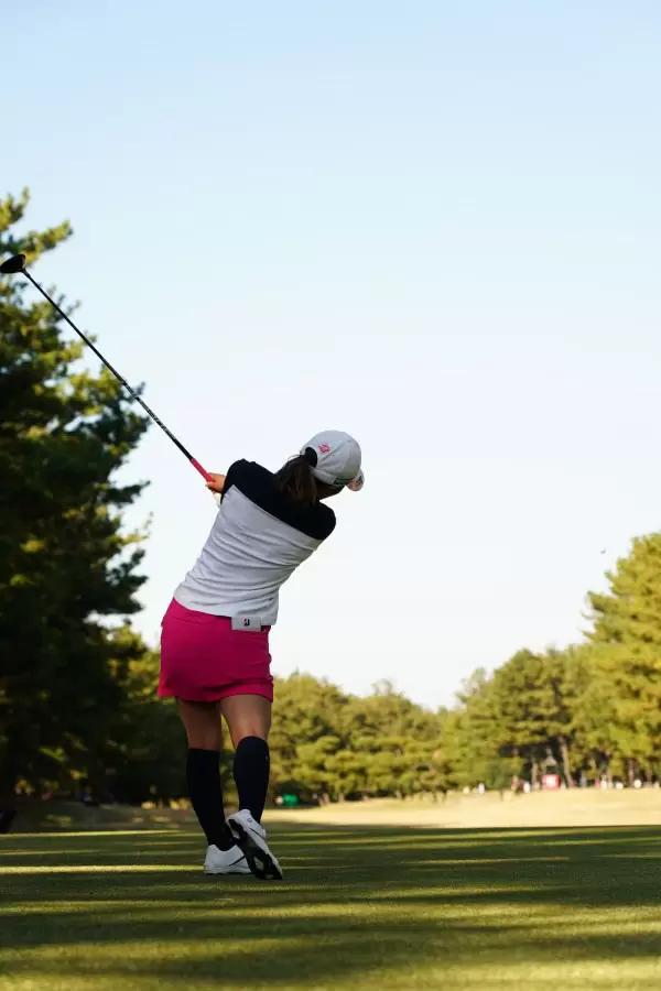 古江彩佳のフェアウェイウッドスイング（ティーショット）連続写真【2021年JLPGAツアーチャンピオンシップリコーカップ】