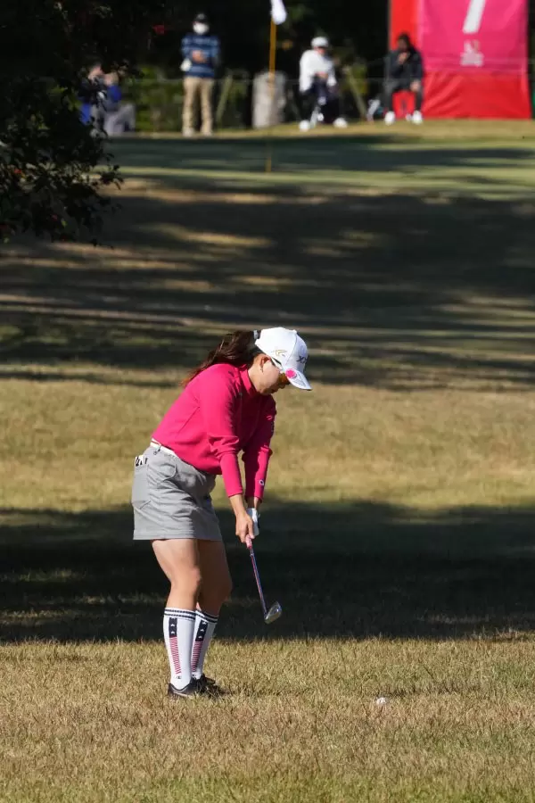 勝みなみのアイアンスイング（ラフ）連続写真【2021年JLPGAツアーチャンピオンシップリコーカップ】