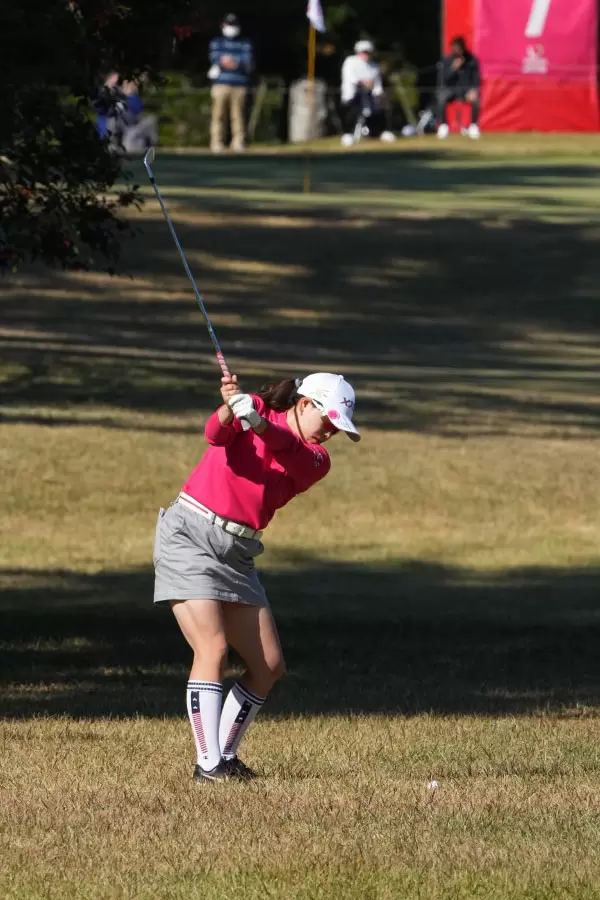 勝みなみのアイアンスイング（ラフ）連続写真【2021年JLPGAツアーチャンピオンシップリコーカップ】