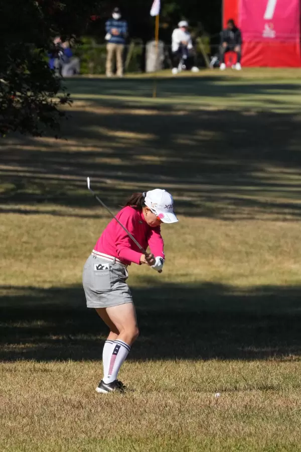 勝みなみのアイアンスイング（ラフ）連続写真【2021年JLPGAツアーチャンピオンシップリコーカップ】