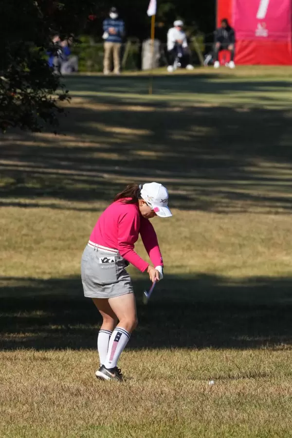 勝みなみのアイアンスイング（ラフ）連続写真【2021年JLPGAツアーチャンピオンシップリコーカップ】