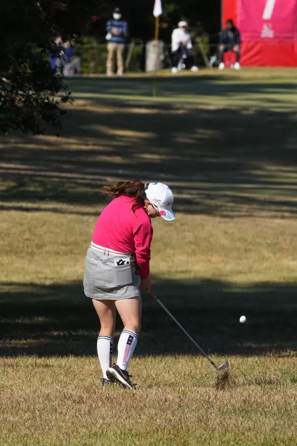 勝みなみのアイアンスイング（ラフ）連続写真【2021年JLPGAツアーチャンピオンシップリコーカップ】