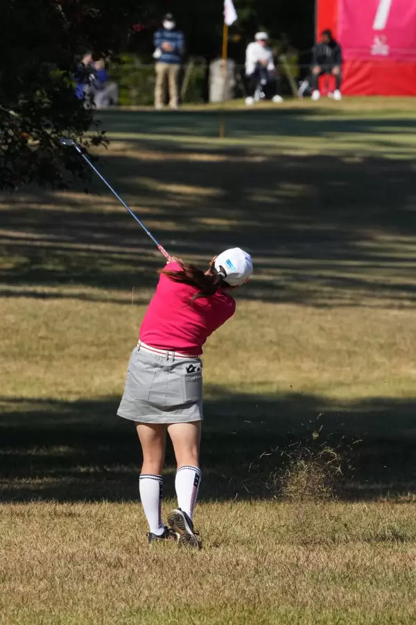 勝みなみのアイアンスイング（ラフ）連続写真【2021年JLPGAツアーチャンピオンシップリコーカップ】