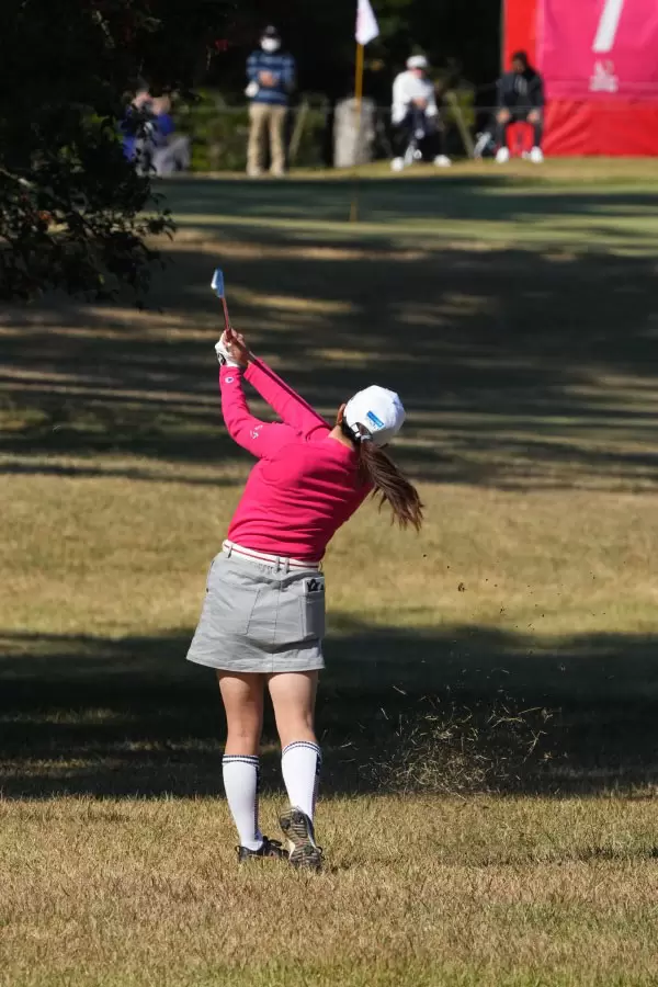 勝みなみのアイアンスイング（ラフ）連続写真【2021年JLPGAツアーチャンピオンシップリコーカップ】