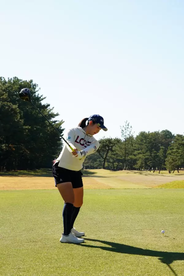 小祝さくらのドライバースイング（後方）連続写真【2021年JLPGAツアーチャンピオンシップリコーカップ】