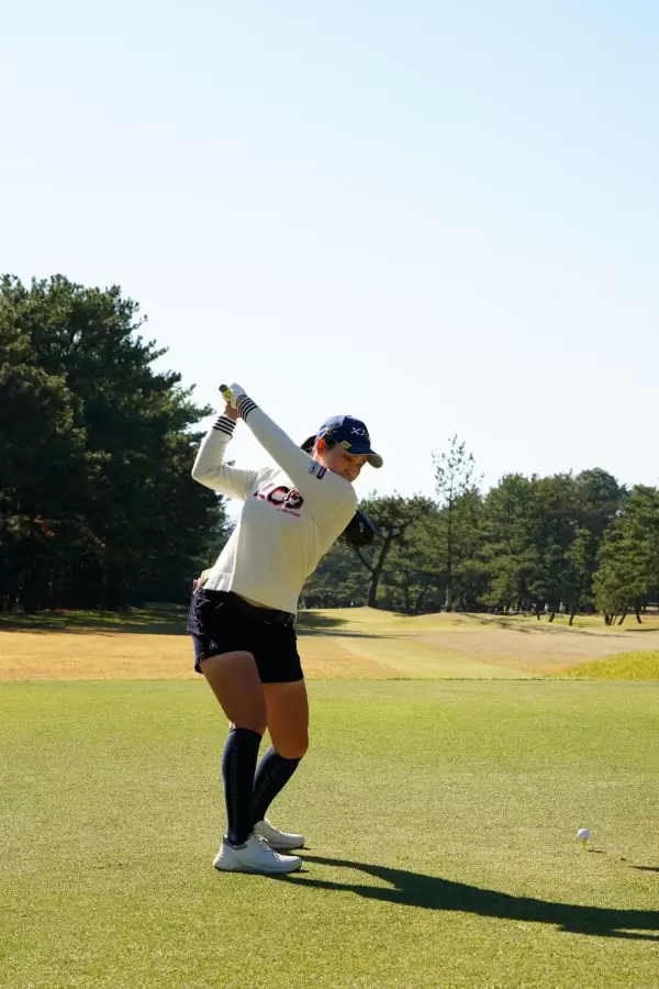 小祝さくらのドライバースイング（後方）連続写真【2021年JLPGAツアーチャンピオンシップリコーカップ】