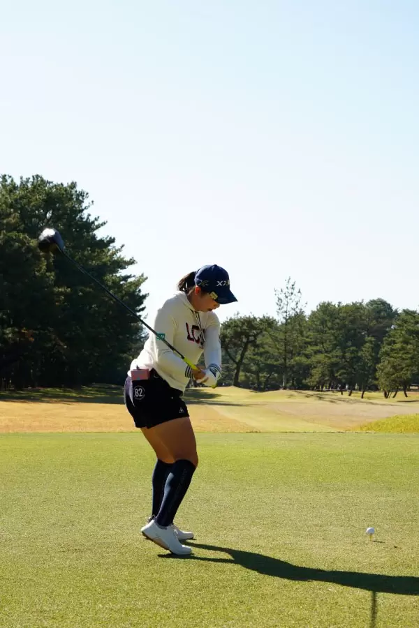 小祝さくらのドライバースイング（後方）連続写真【2021年JLPGAツアーチャンピオンシップリコーカップ】