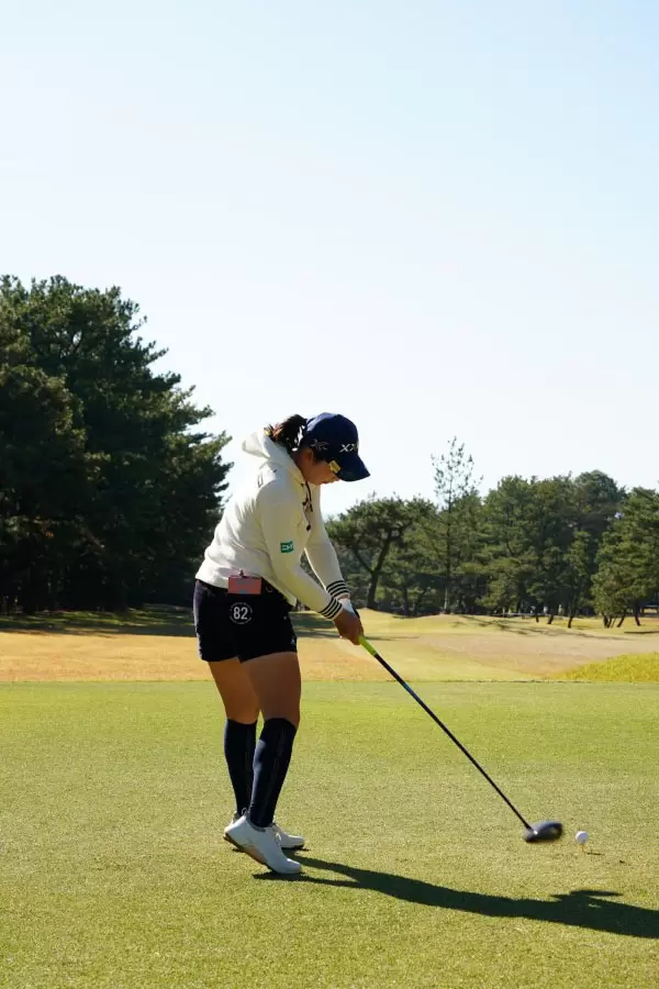 小祝さくらのドライバースイング（後方）連続写真【2021年JLPGAツアーチャンピオンシップリコーカップ】