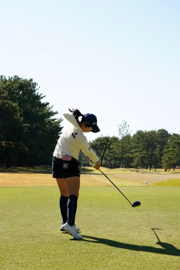 小祝さくらのドライバースイング（後方）連続写真【2021年JLPGAツアーチャンピオンシップリコーカップ】