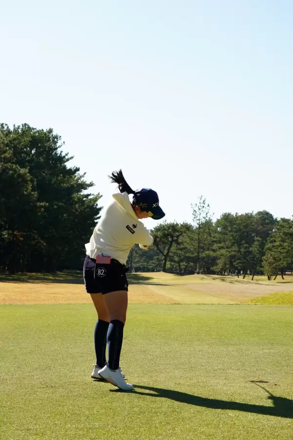 小祝さくらのドライバースイング（後方）連続写真【2021年JLPGAツアーチャンピオンシップリコーカップ】