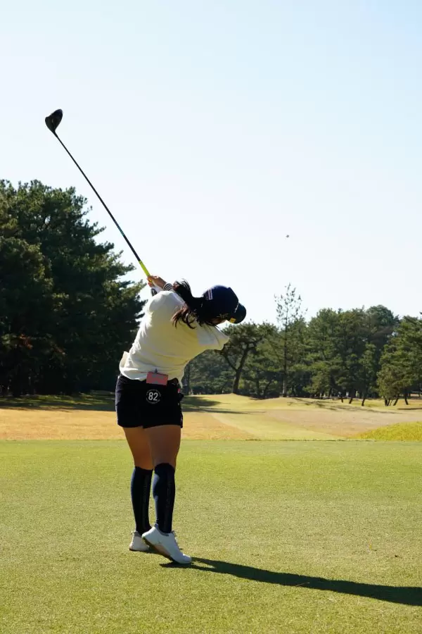 小祝さくらのドライバースイング（後方）連続写真【2021年JLPGAツアーチャンピオンシップリコーカップ】