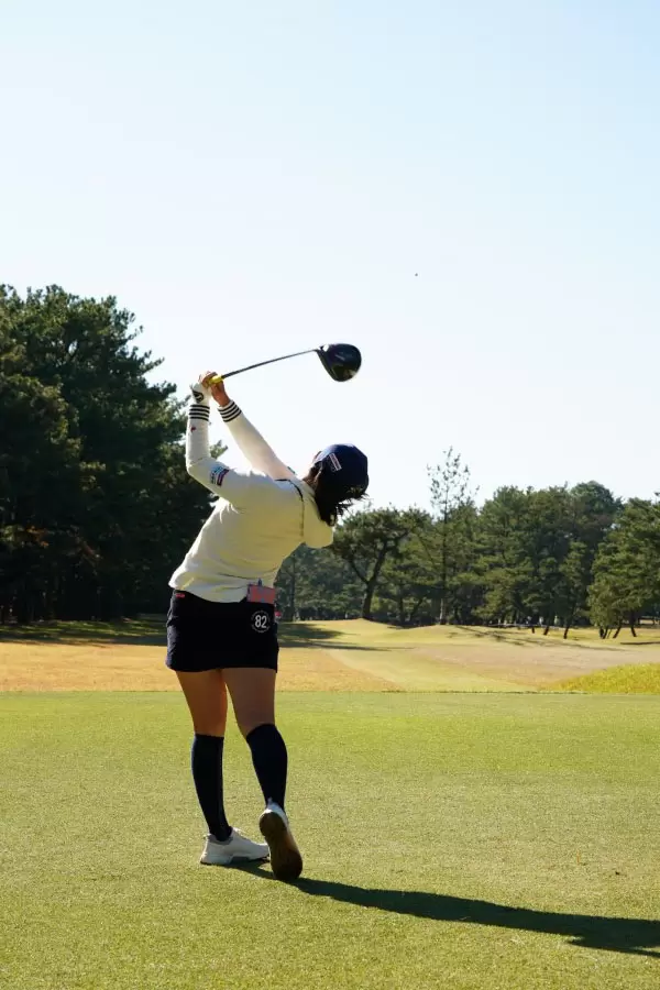 小祝さくらのドライバースイング（後方）連続写真【2021年JLPGAツアーチャンピオンシップリコーカップ】