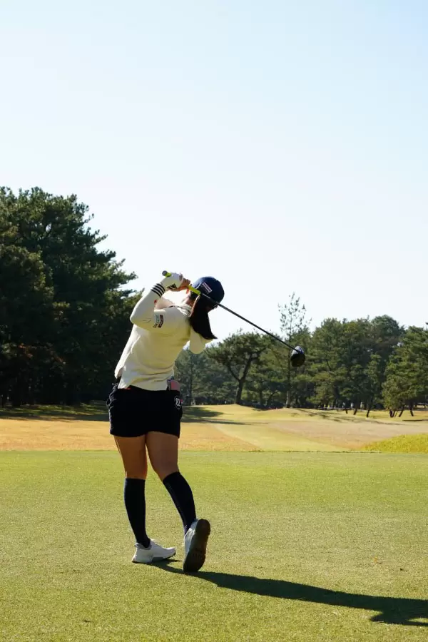 小祝さくらのドライバースイング（後方）連続写真【2021年JLPGAツアーチャンピオンシップリコーカップ】