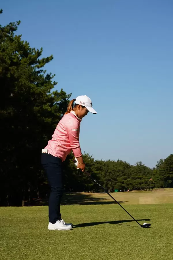 西郷真央のフェアウェイウッドスイング（ティショット）連続写真【2021年JLPGAツアーチャンピオンシップリコーカップ】