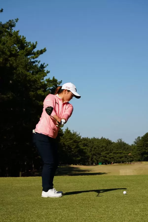 西郷真央のフェアウェイウッドスイング（ティーショット）連続写真【2021年JLPGAツアーチャンピオンシップリコーカップ】