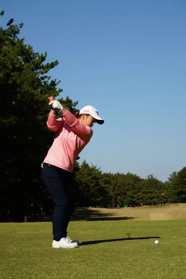 西郷真央のフェアウェイウッドスイング（ティーショット）連続写真【2021年JLPGAツアーチャンピオンシップリコーカップ】