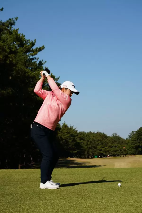 西郷真央のフェアウェイウッドスイング（ティーショット）連続写真【2021年JLPGAツアーチャンピオンシップリコーカップ】