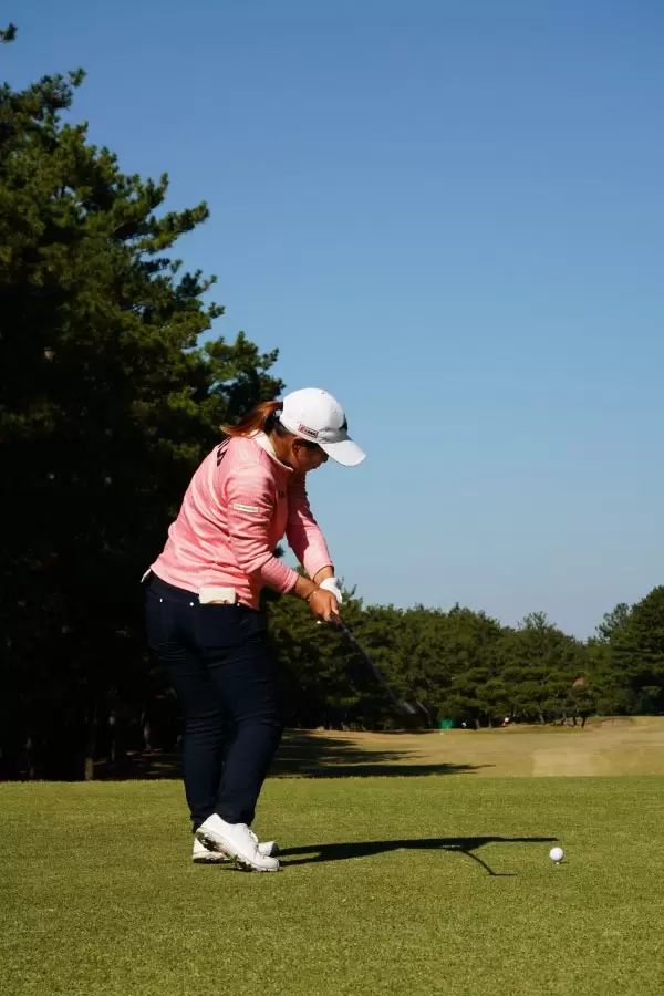 西郷真央のフェアウェイウッドスイング（ティーショット）連続写真【2021年JLPGAツアーチャンピオンシップリコーカップ】