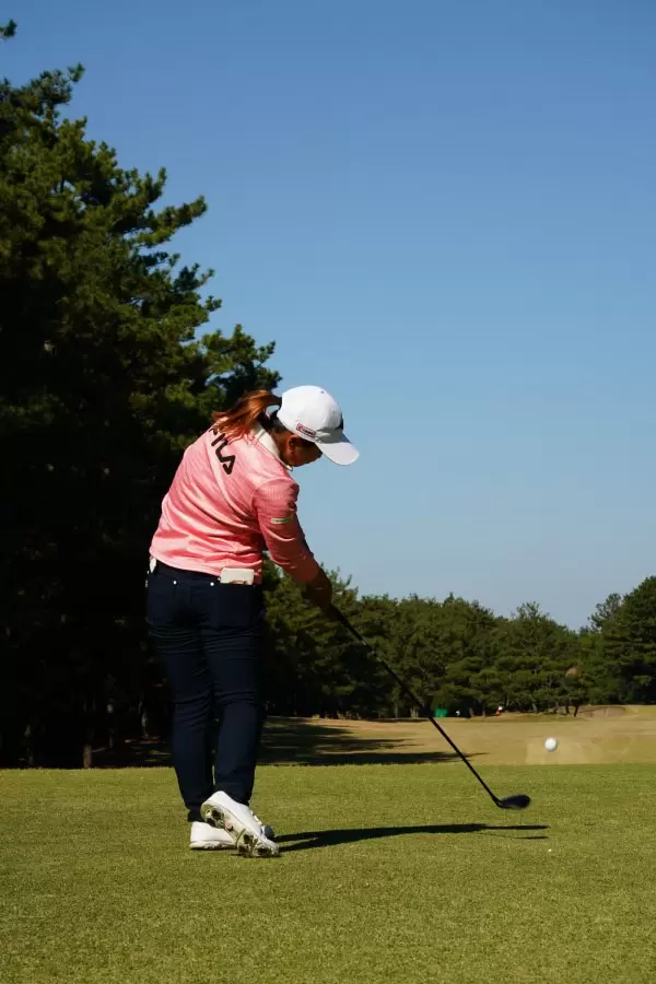 西郷真央のフェアウェイウッドスイング（ティーショット）連続写真【2021年JLPGAツアーチャンピオンシップリコーカップ】