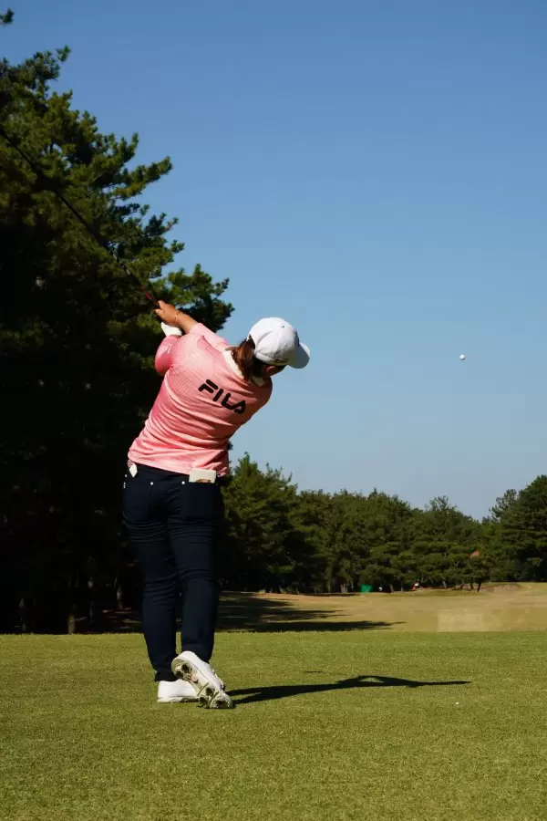 西郷真央のフェアウェイウッドスイング（ティーショット）連続写真【2021年JLPGAツアーチャンピオンシップリコーカップ】