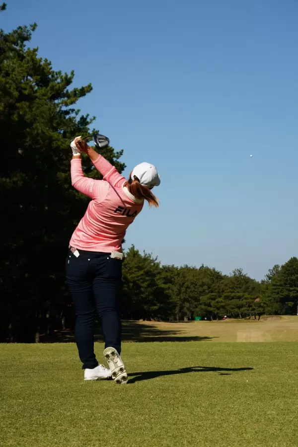 西郷真央のフェアウェイウッドスイング（ティーショット）連続写真【2021年JLPGAツアーチャンピオンシップリコーカップ】