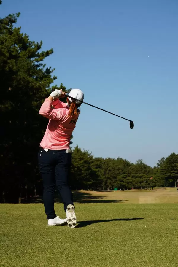 西郷真央のフェアウェイウッドスイング（ティーショット）連続写真【2021年JLPGAツアーチャンピオンシップリコーカップ】