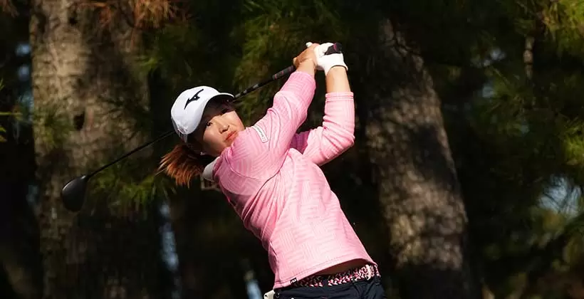 西郷真央のフェアウェイウッドスイング（ティーショット）連続写真【2021年JLPGAツアーチャンピオンシップリコーカップ】