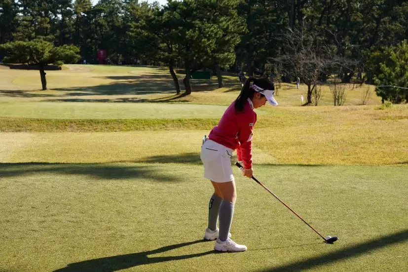 西村優菜のフェアウェイウッドスイング（ティショット）連続写真【2021年JLPGAツアーチャンピオンシップリコーカップ】
