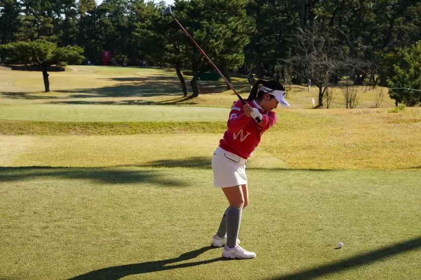 西村優菜のフェアウェイウッドスイング（ティショット）連続写真【2021年JLPGAツアーチャンピオンシップリコーカップ】