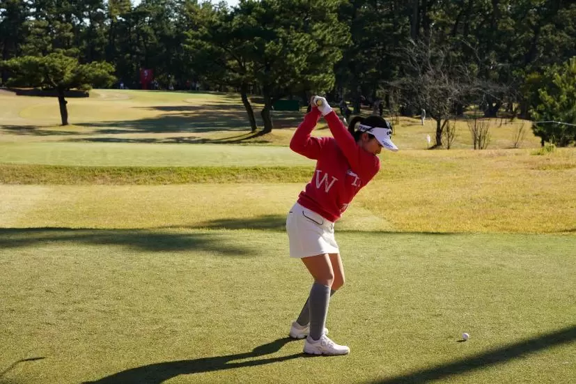 西村優菜のフェアウェイウッドスイング（ティショット）連続写真【2021年JLPGAツアーチャンピオンシップリコーカップ】