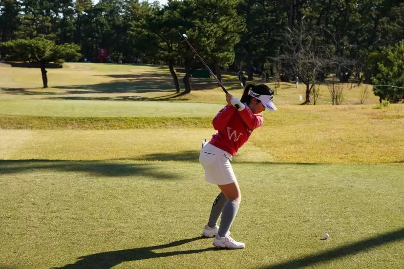 西村優菜のフェアウェイウッドスイング（ティショット）連続写真【2021年JLPGAツアーチャンピオンシップリコーカップ】