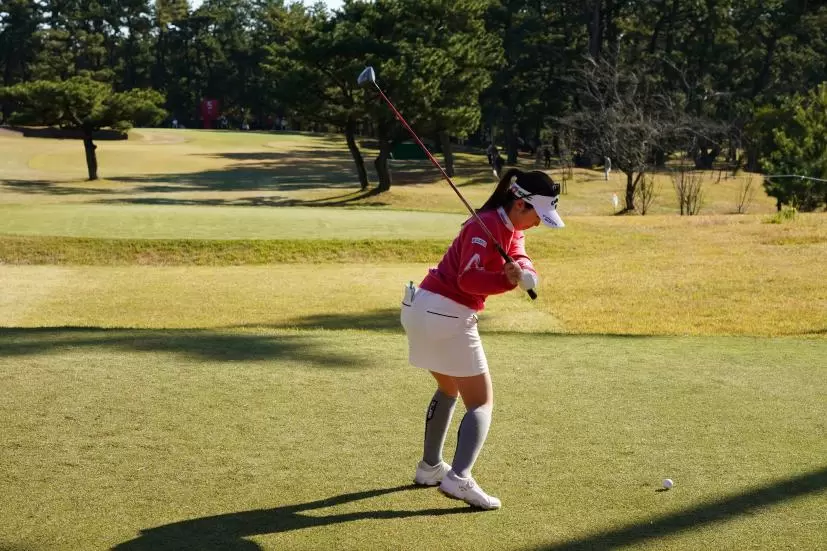 西村優菜のフェアウェイウッドスイング（ティショット）連続写真【2021年JLPGAツアーチャンピオンシップリコーカップ】