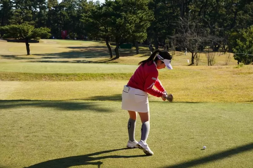 西村優菜のフェアウェイウッドスイング（ティショット）連続写真【2021年JLPGAツアーチャンピオンシップリコーカップ】