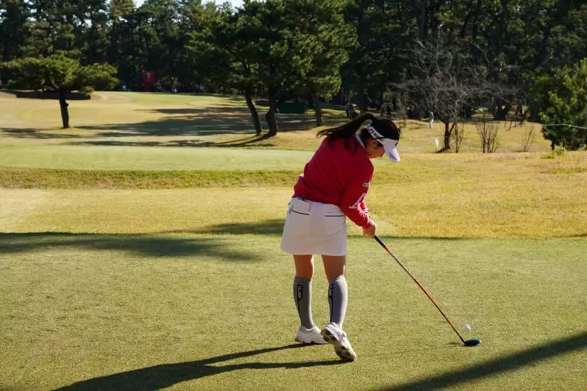 西村優菜のフェアウェイウッドスイング（ティショット）連続写真【2021年JLPGAツアーチャンピオンシップリコーカップ】