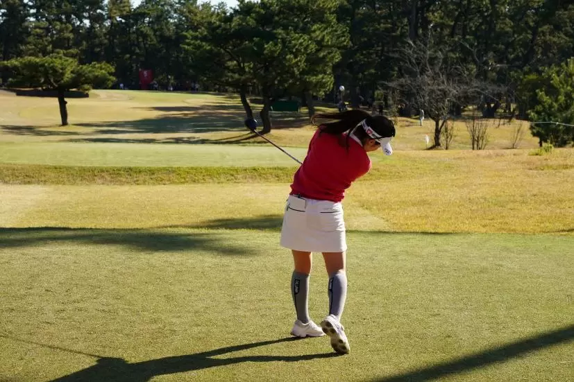 西村優菜のフェアウェイウッドスイング（ティショット）連続写真【2021年JLPGAツアーチャンピオンシップリコーカップ】