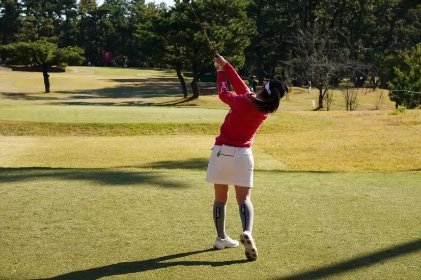 西村優菜のフェアウェイウッドスイング（ティショット）連続写真【2021年JLPGAツアーチャンピオンシップリコーカップ】