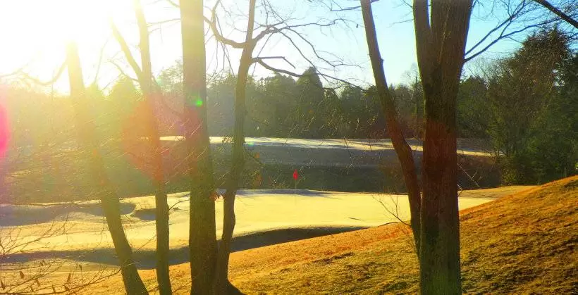 ゴルフ場に夕陽が差し込む写真