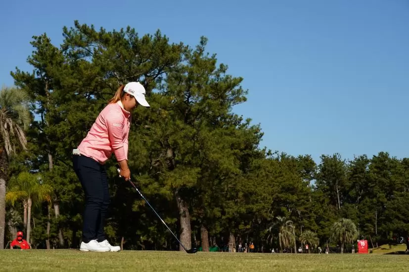 西郷真央のフェアウェイウッドスイング（ティーショット）連続写真【2021年JLPGAツアーチャンピオンシップリコーカップ】