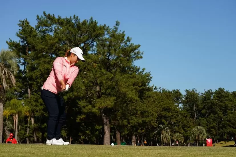 西郷真央のフェアウェイウッドスイング（ティーショット）連続写真【2021年JLPGAツアーチャンピオンシップリコーカップ】