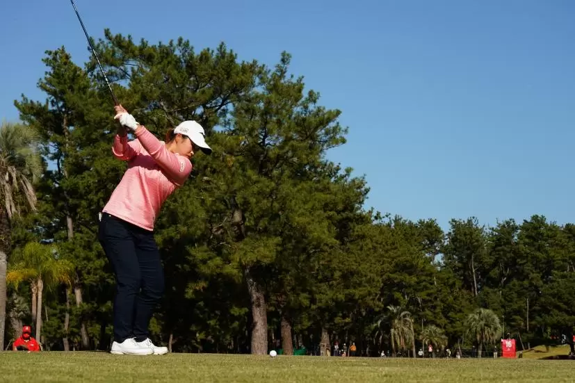 西郷真央のフェアウェイウッドスイング（ティーショット）連続写真【2021年JLPGAツアーチャンピオンシップリコーカップ】