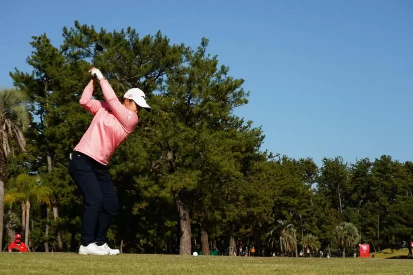 西郷真央のフェアウェイウッドスイング（ティーショット）連続写真【2021年JLPGAツアーチャンピオンシップリコーカップ】