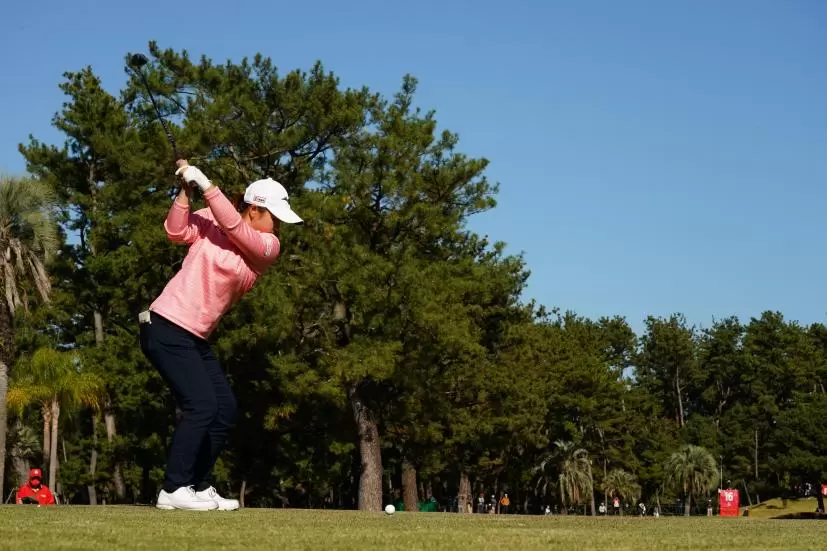 西郷真央のフェアウェイウッドスイング（ティーショット）連続写真【2021年JLPGAツアーチャンピオンシップリコーカップ】