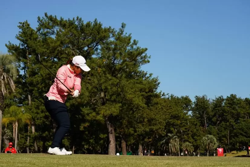 西郷真央のフェアウェイウッドスイング（ティーショット）連続写真【2021年JLPGAツアーチャンピオンシップリコーカップ】