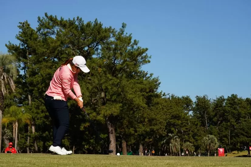 西郷真央のフェアウェイウッドスイング（ティーショット）連続写真【2021年JLPGAツアーチャンピオンシップリコーカップ】